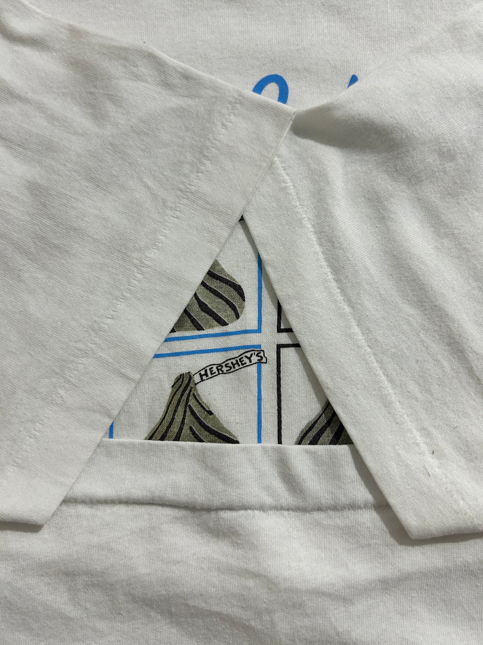 90's「Hugs & Kisses」グラフィックTシャツ