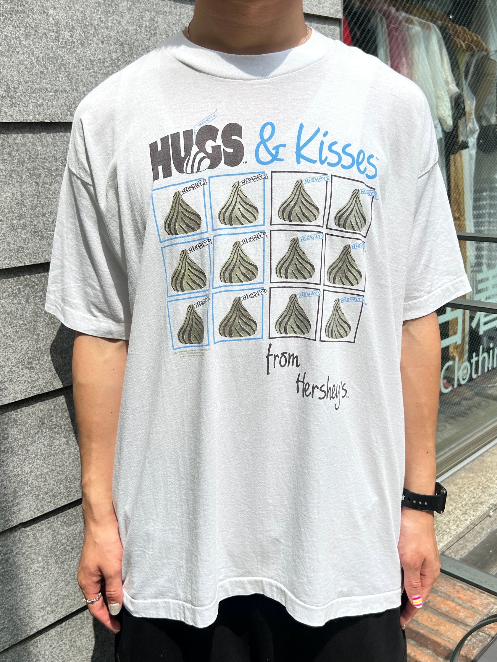 90's「Hugs & Kisses」グラフィックTシャツ
