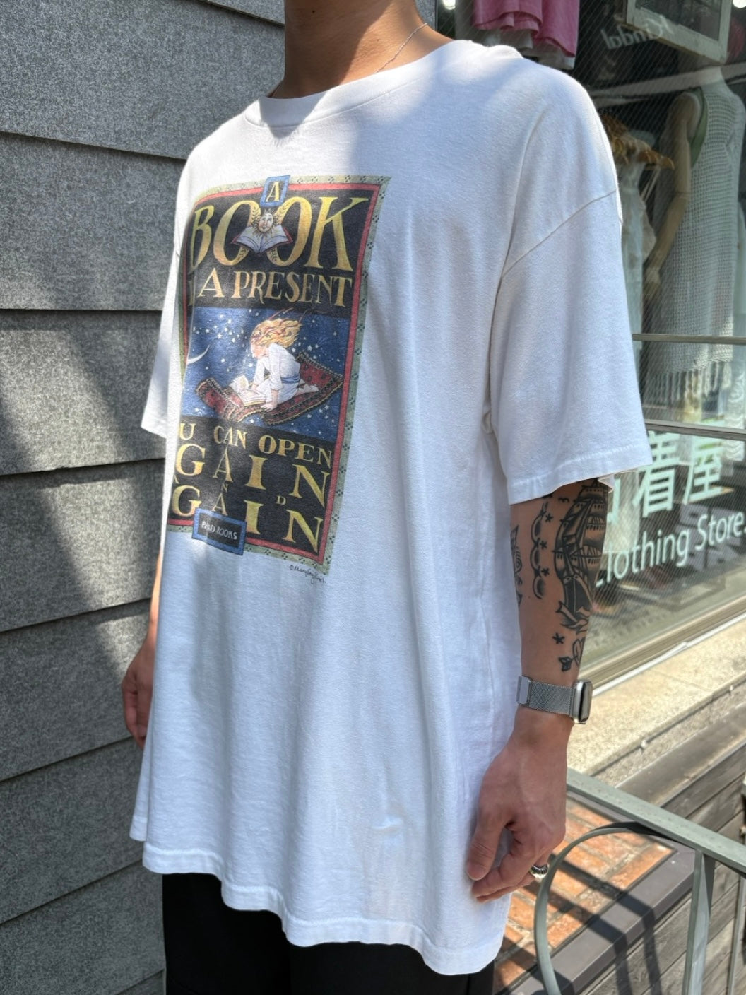 90's Mary Engelbreit「A BOOK IS A PRESENT YOU CAN OPEN AGAIN AND AGAIN」USA製 アートTシャツ