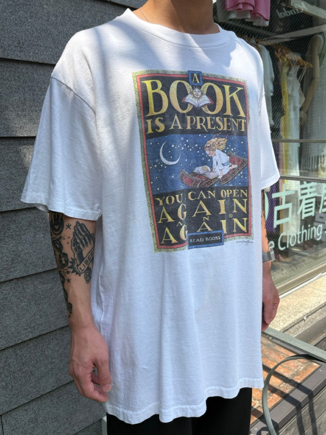 90's Mary Engelbreit「A BOOK IS A PRESENT YOU CAN OPEN AGAIN AND AGAIN」USA製 アートTシャツ