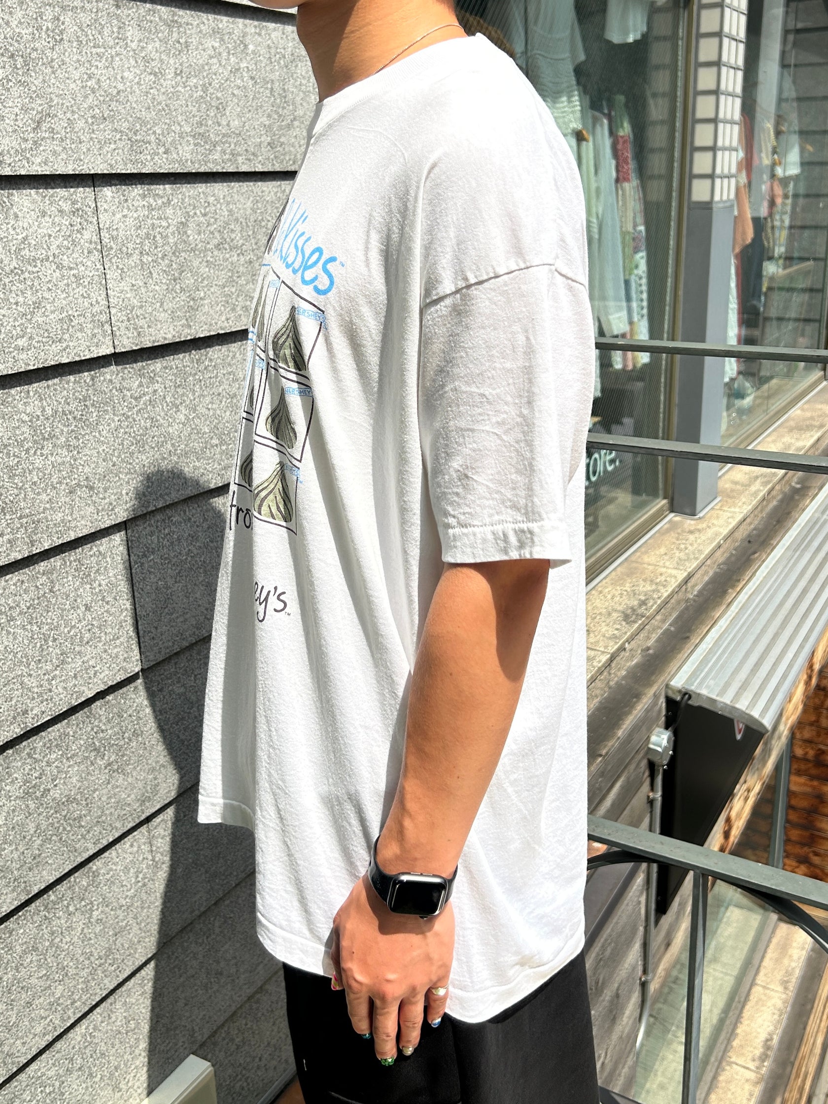 90's「Hugs & Kisses」グラフィックTシャツ
