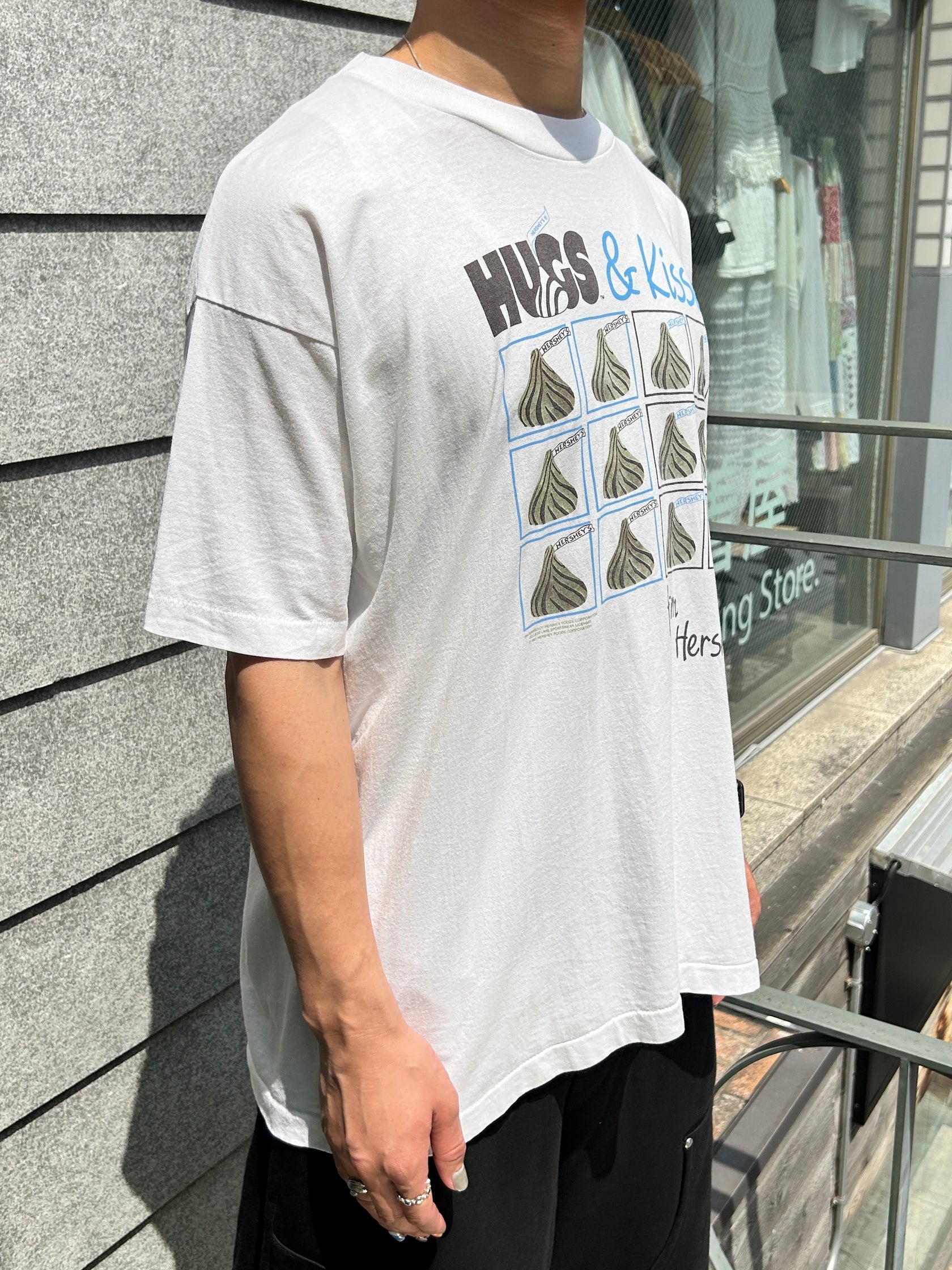 90's「Hugs & Kisses」グラフィックTシャツ