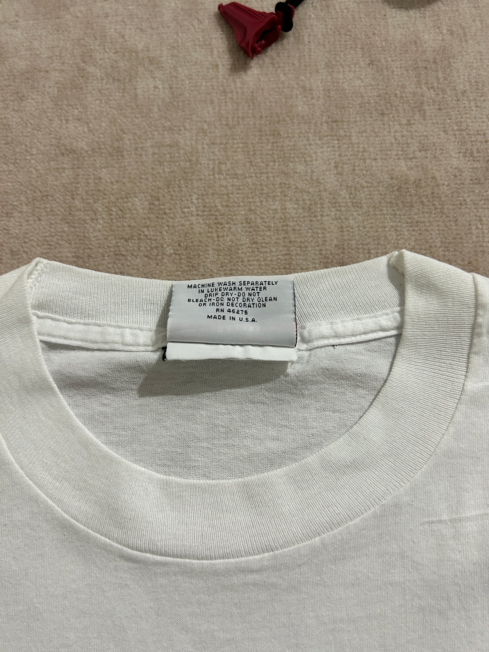 90's「Hugs & Kisses」グラフィックTシャツ