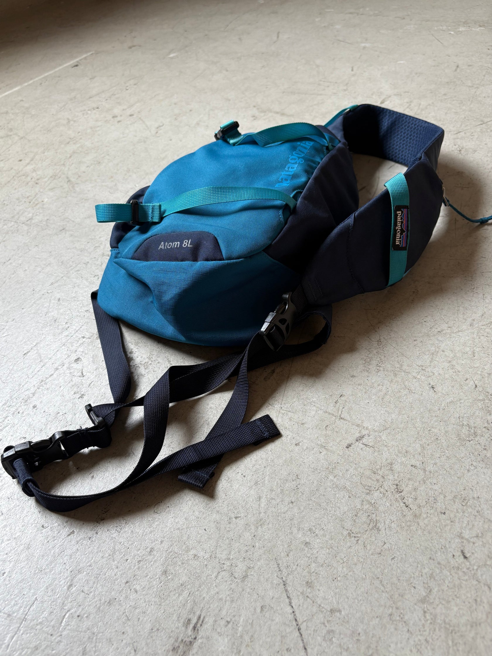 00's PATAGONIA「Atom Sling 8L」ショルダーバッグ