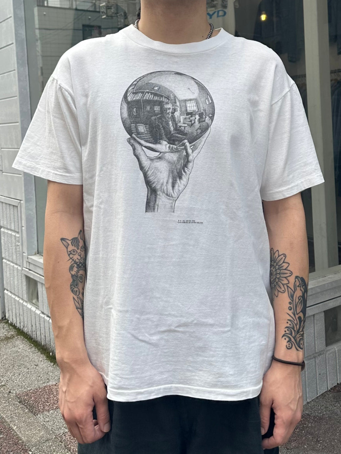 90's M.C.ESCHER 「手に持たれた反射球」アートTシャツ