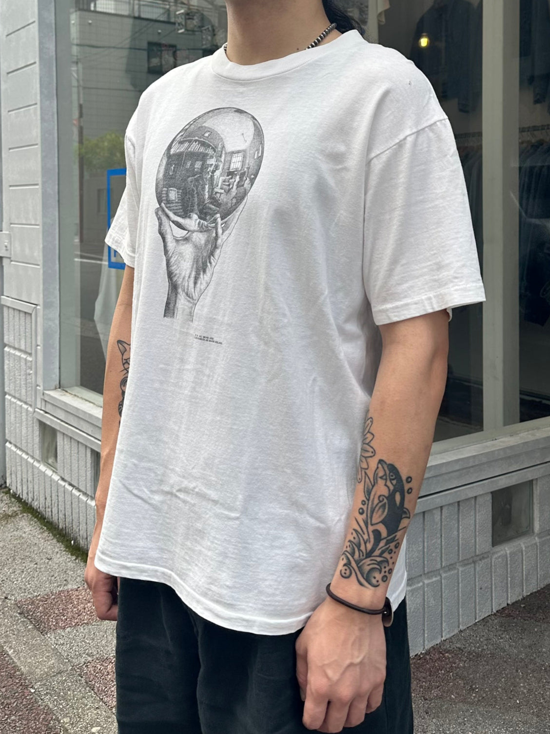 90's M.C.ESCHER 「手に持たれた反射球」アートTシャツ
