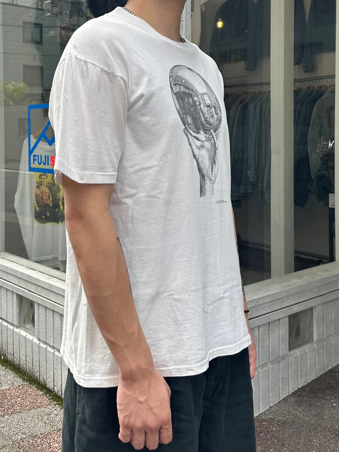 90's M.C.ESCHER 「手に持たれた反射球」アートTシャツ
