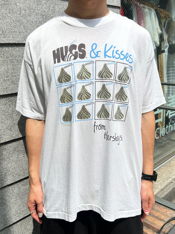 90's「Hugs & Kisses」グラフィックTシャツ