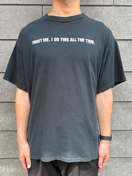 00's「TRUST ME. I DO THIS ALL THE TIME」メッセージTシャツ