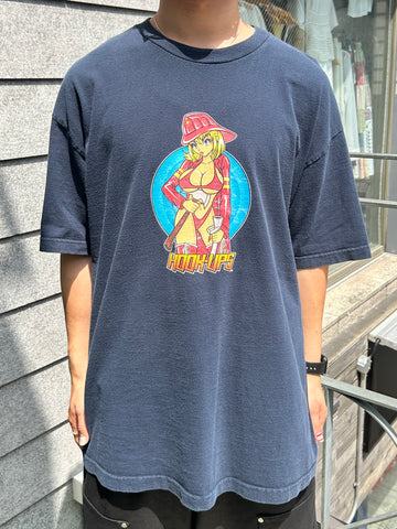 00's HOOK-UPS「Fire fighter」グラフィックTシャツ