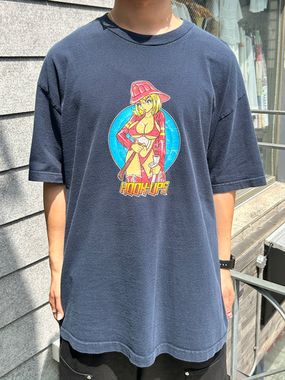 00's HOOK-UPS「Fire fighter」グラフィックTシャツ