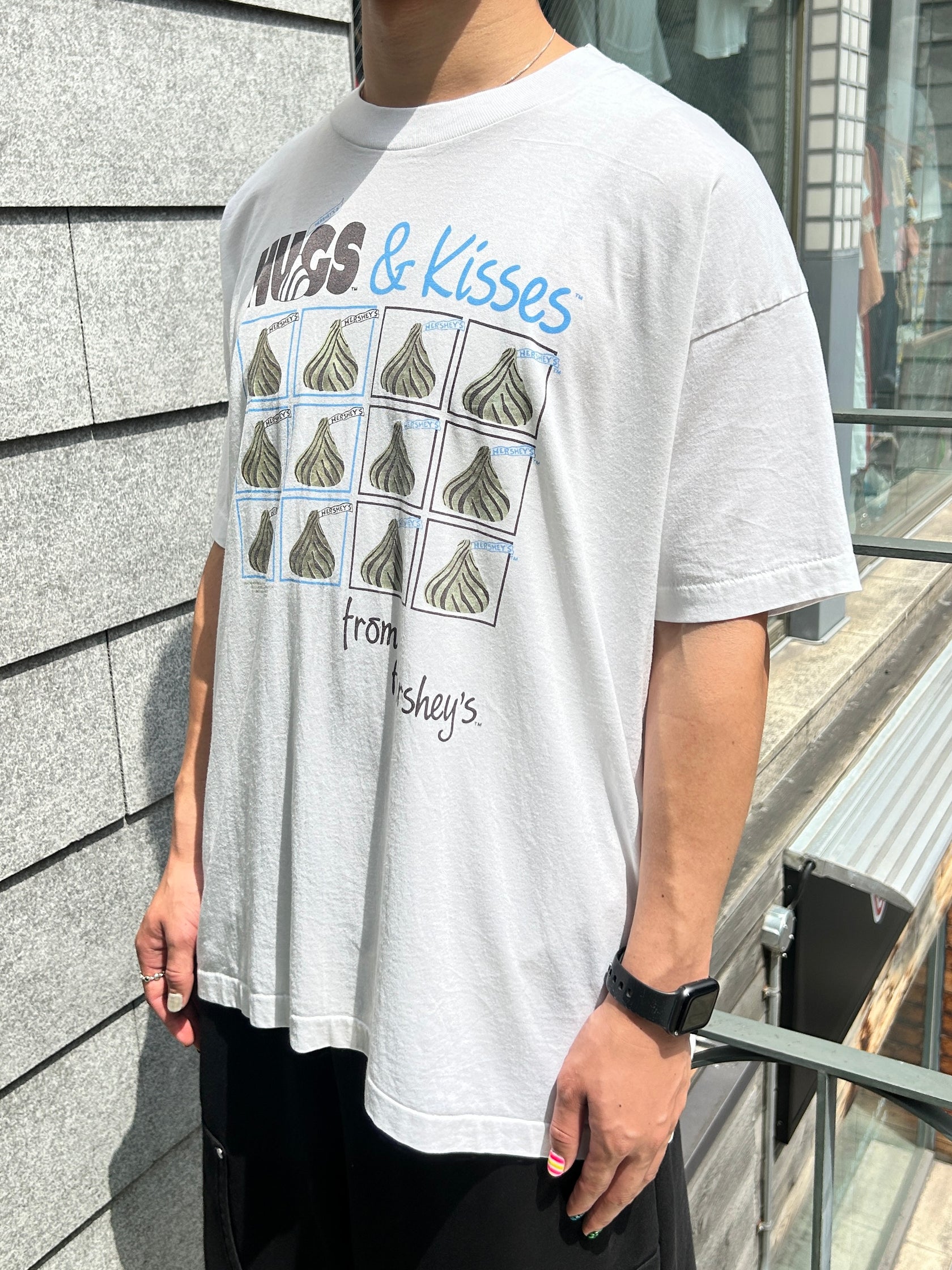 90's「Hugs & Kisses」グラフィックTシャツ