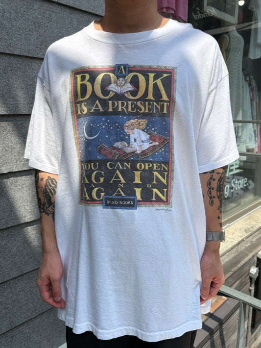90's Mary Engelbreit「A BOOK IS A PRESENT YOU CAN OPEN AGAIN AND AGAIN」USA製 アートTシャツ