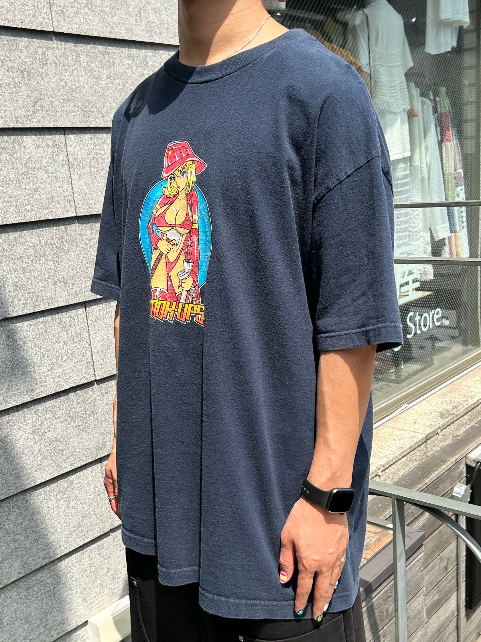 00's HOOK-UPS「Fire fighter」グラフィックTシャツ