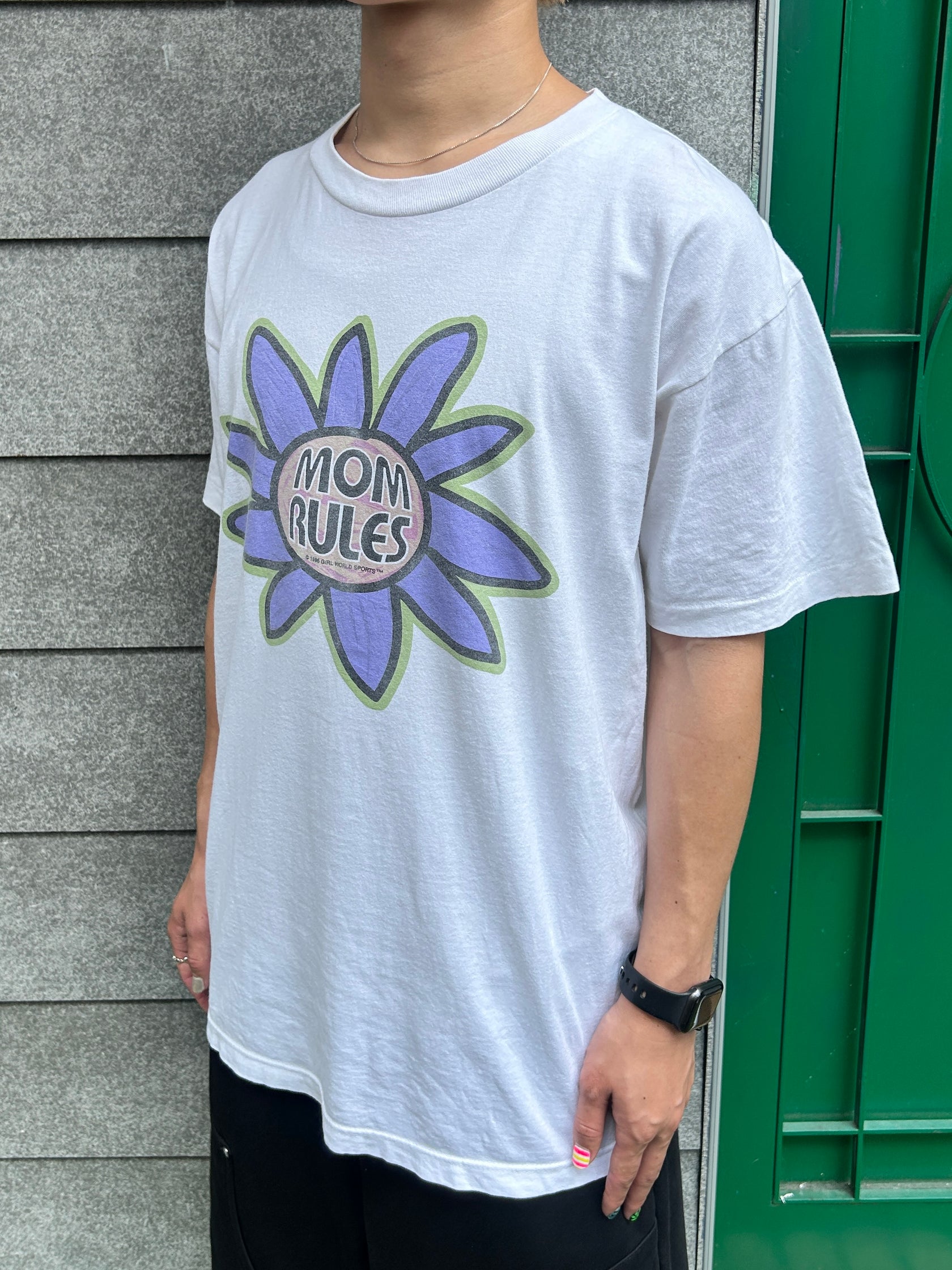 90's GIRLS WORLD「MOM　RULES」グラフィックTシャツ
