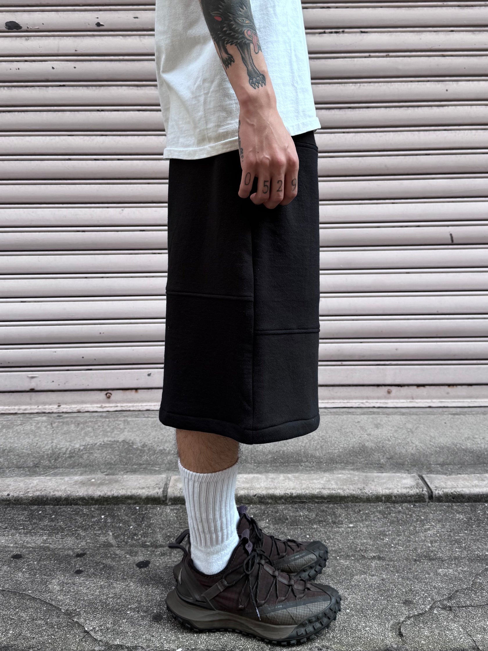 REMAKE  SWEATS DOUBLE KNEE SHORTS