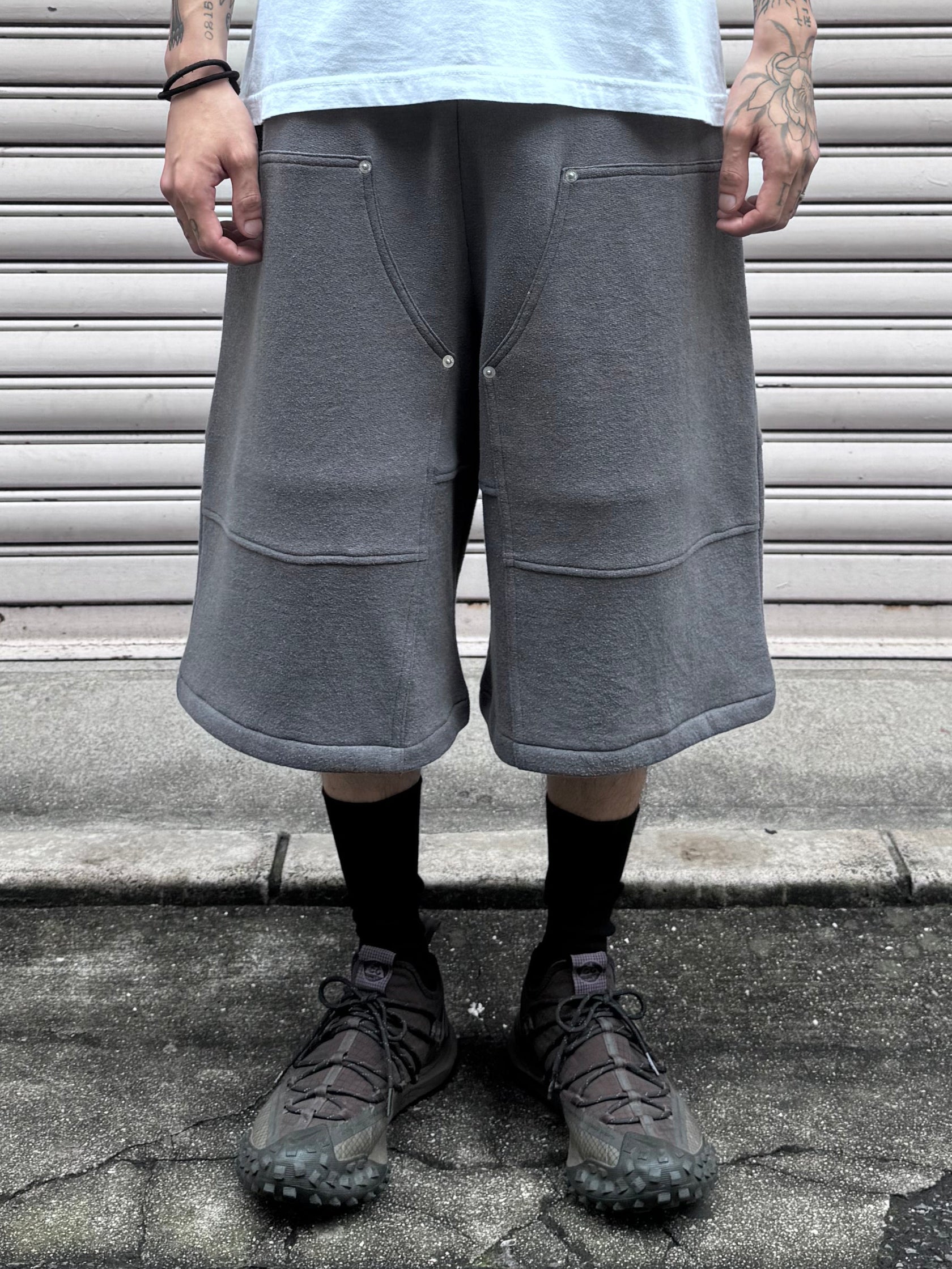 REMAKE  SWEATS DOUBLE KNEE SHORTS