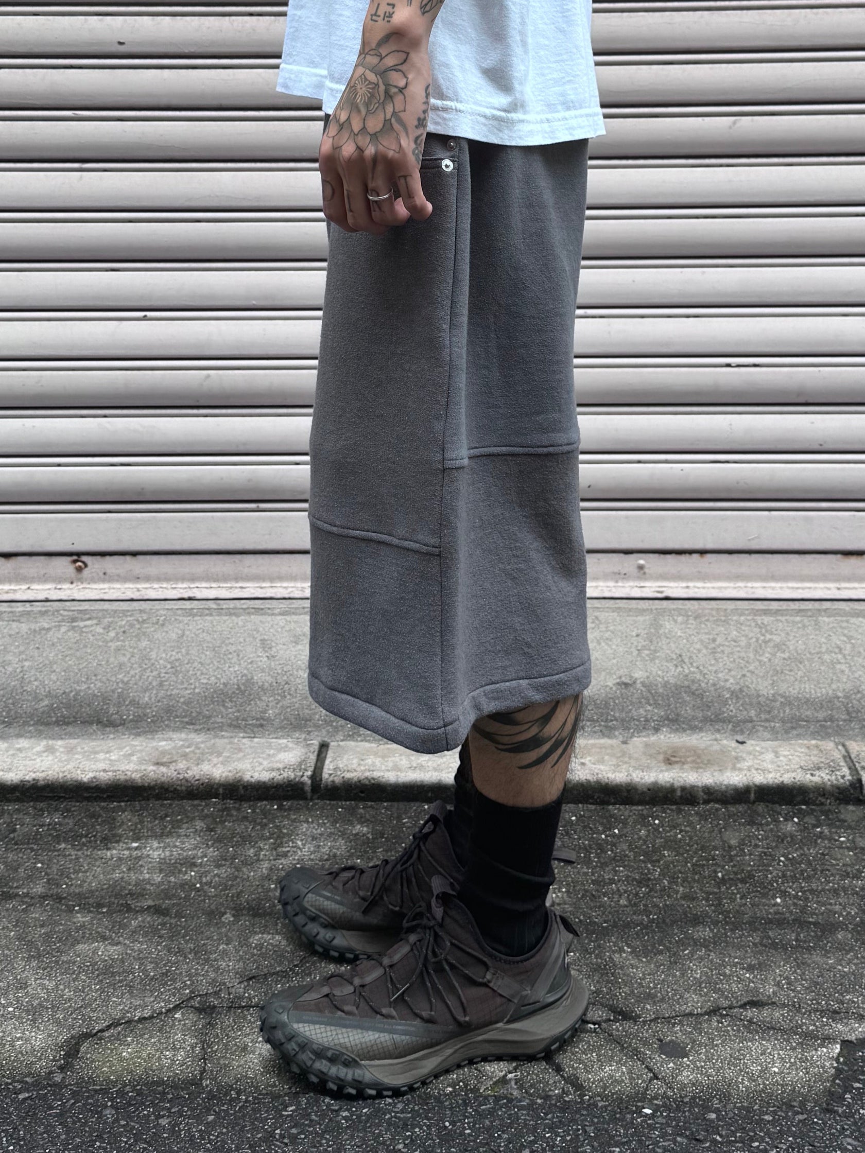 REMAKE  SWEATS DOUBLE KNEE SHORTS