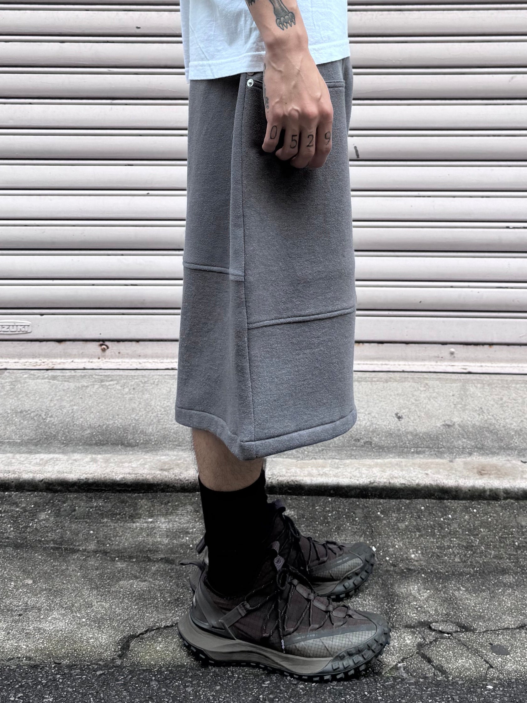 REMAKE  SWEATS DOUBLE KNEE SHORTS