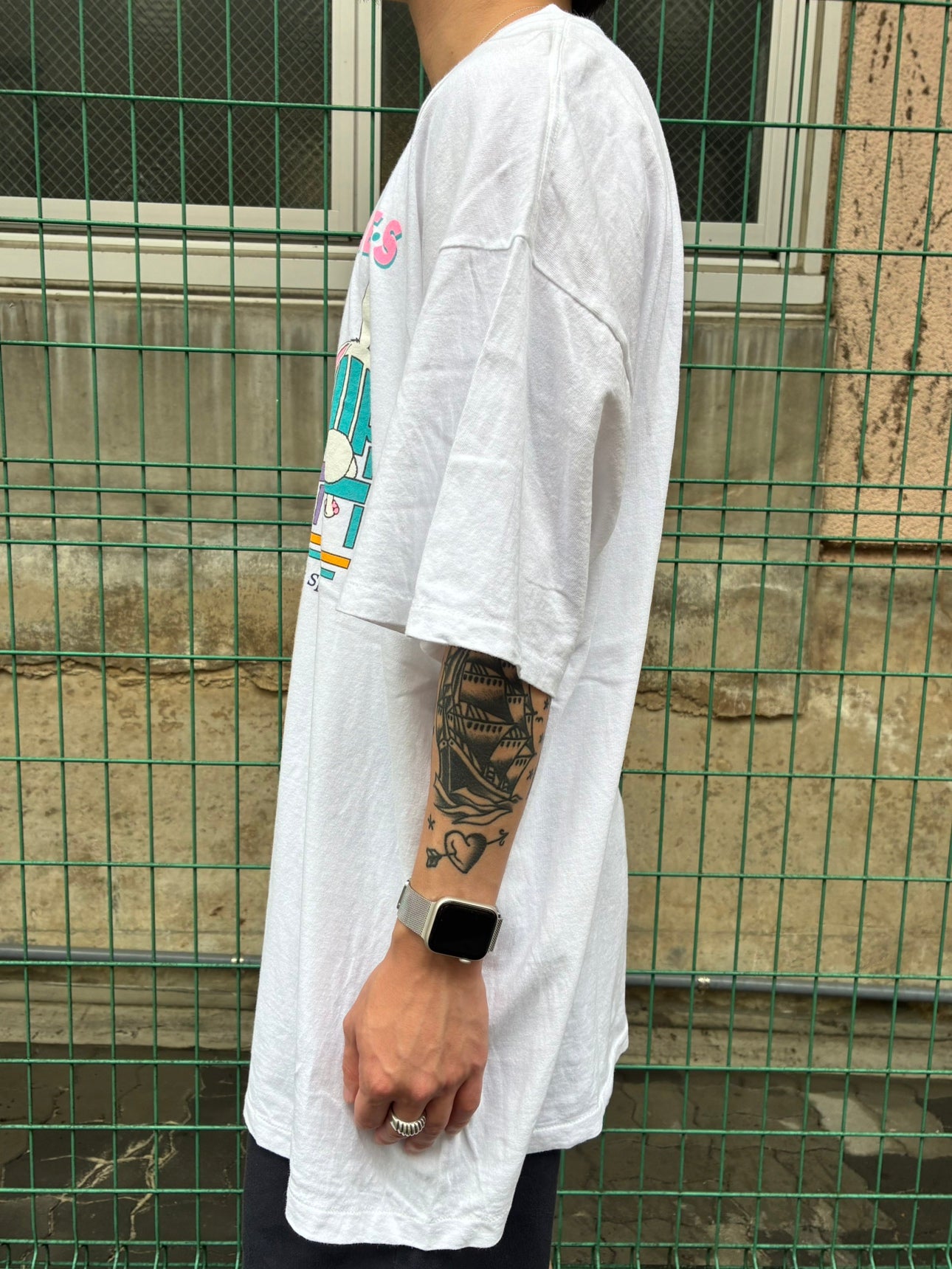 90's「BEACH BUNNIES」USA製 ホワイトTシャツ