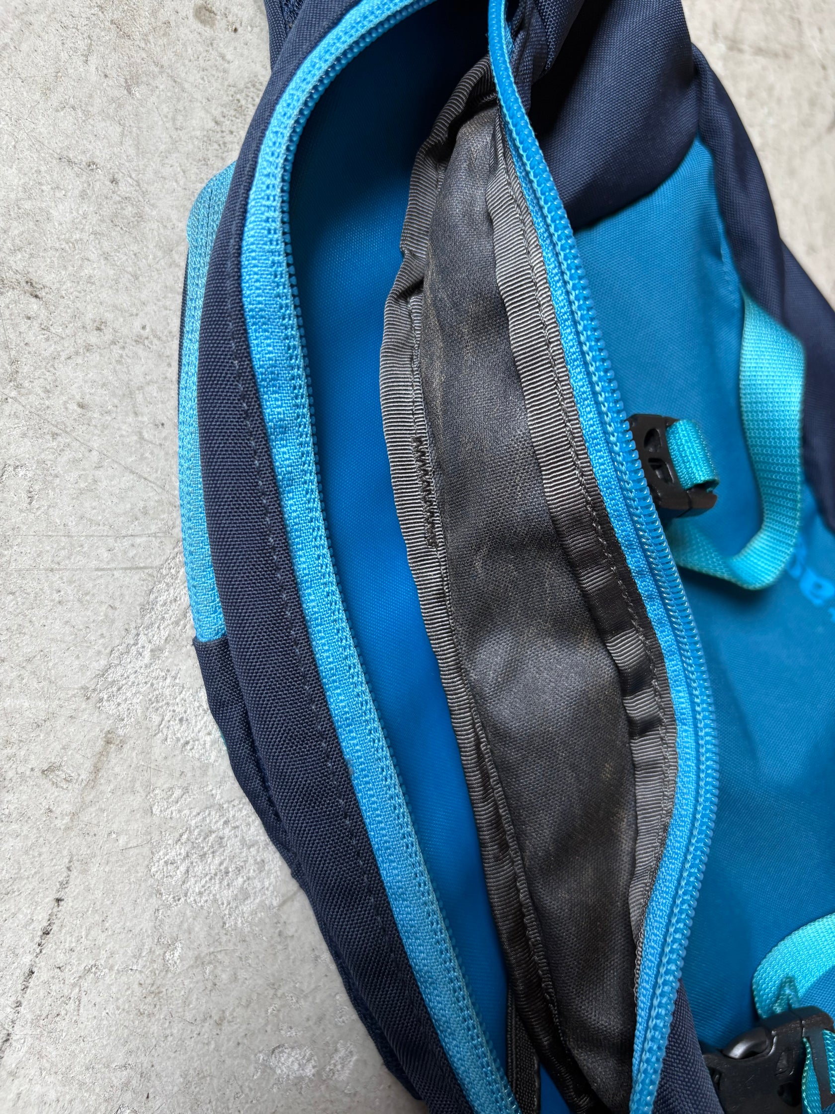 00's PATAGONIA「Atom Sling 8L」ショルダーバッグ