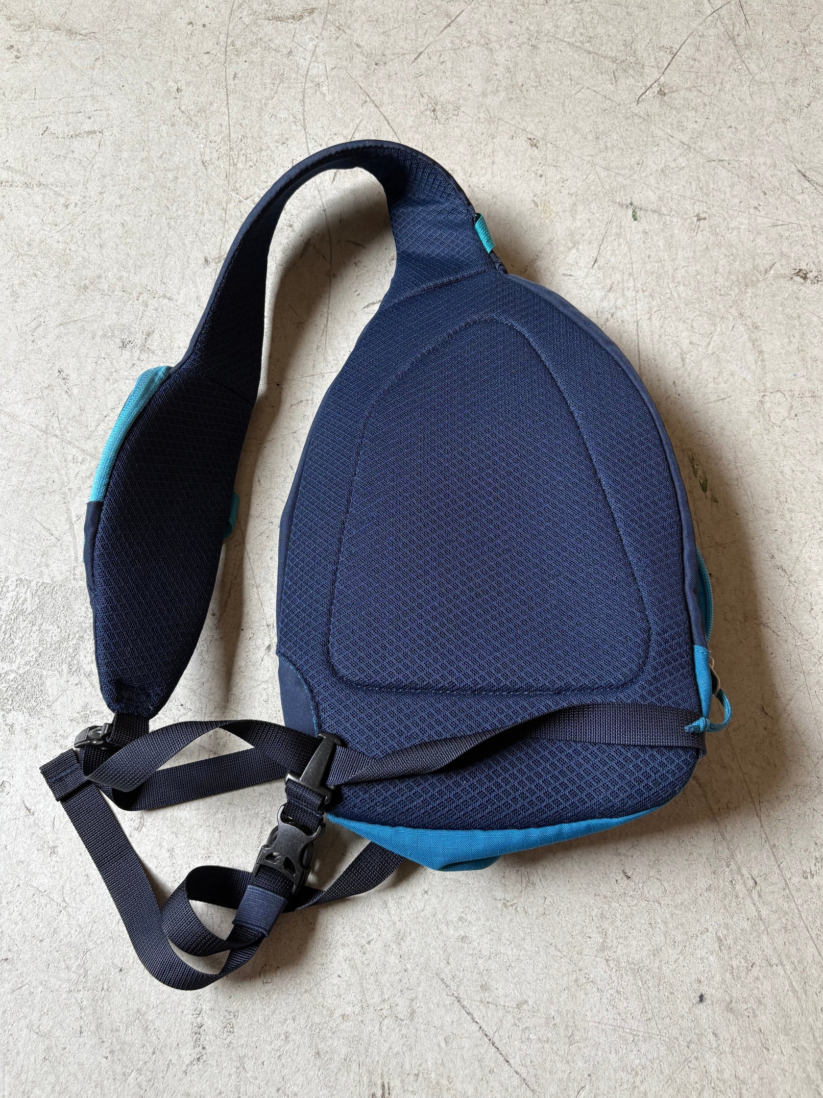 00's PATAGONIA「Atom Sling 8L」ショルダーバッグ