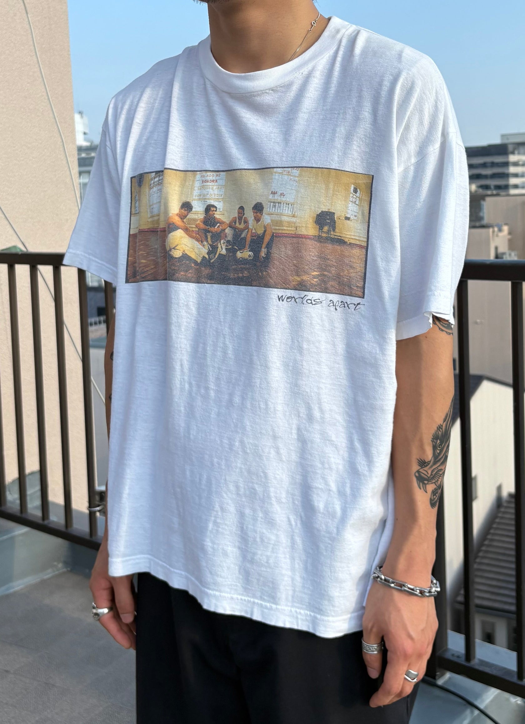 90's「Worlds apart」グラフィックTシャツ