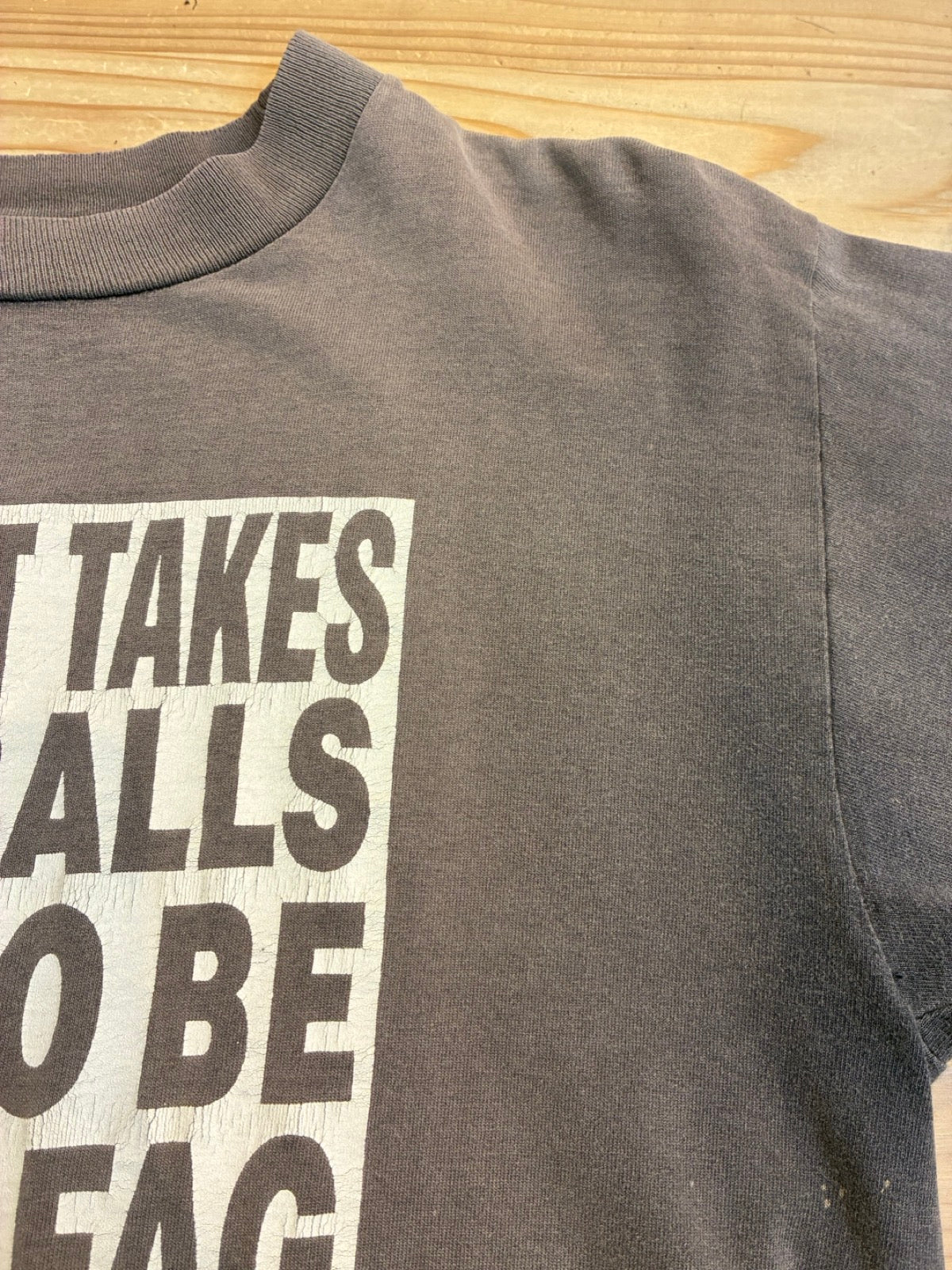 90's OLD GHOSTS「IT TAKES BALLS TO BE YOURSELF」グラフィックTシャツ