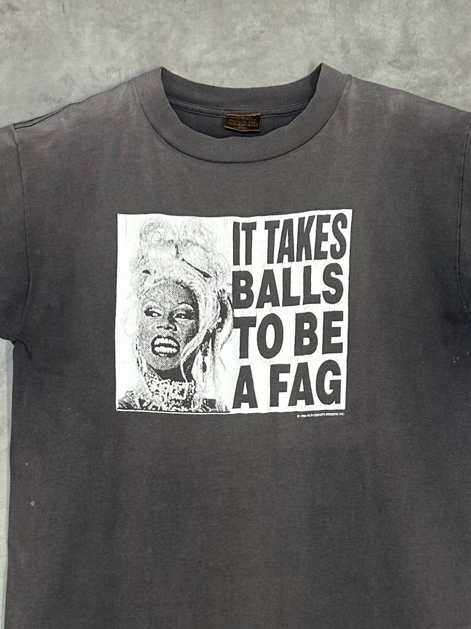 90's OLD GHOSTS「IT TAKES BALLS TO BE YOURSELF」グラフィックTシャツ