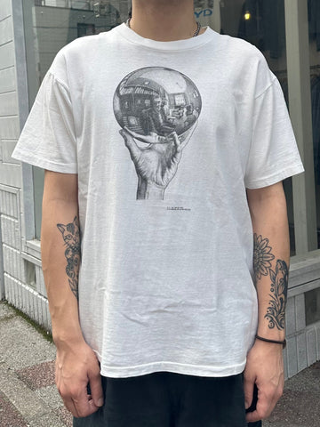 90's M.C.ESCHER 「手に持たれた反射球」アートTシャツ