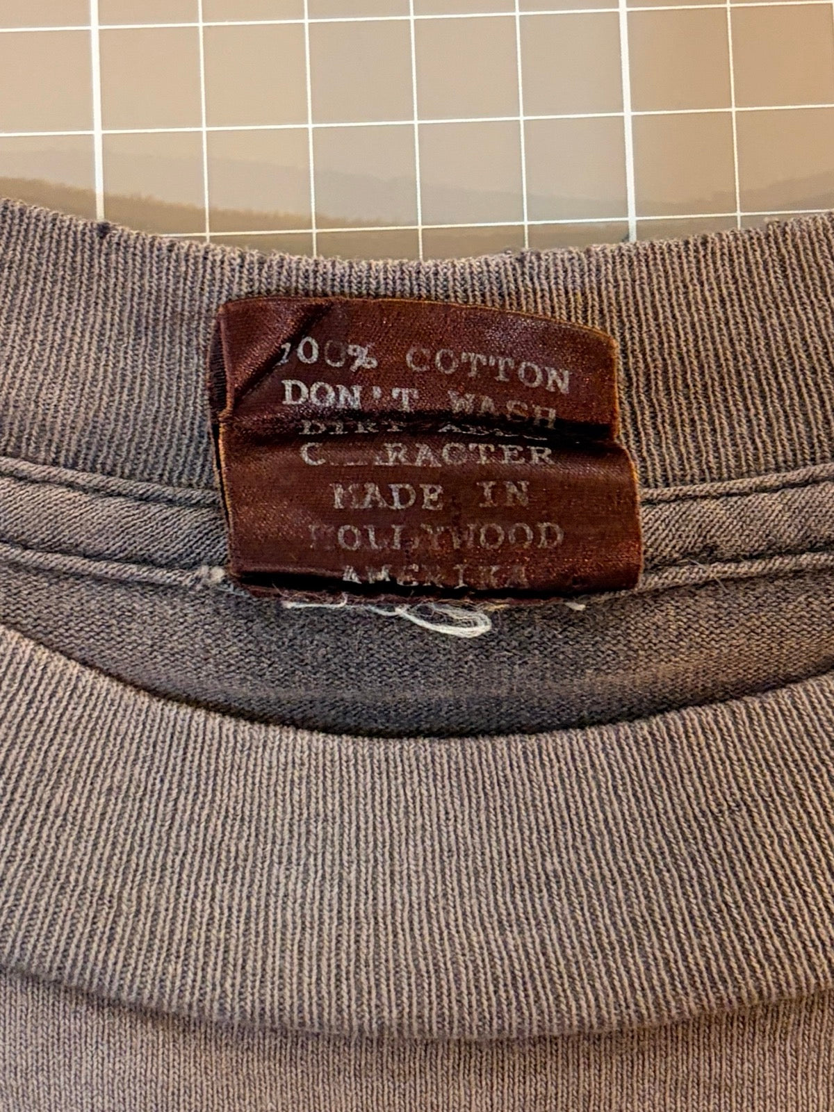 90's OLD GHOSTS「IT TAKES BALLS TO BE YOURSELF」グラフィックTシャツ