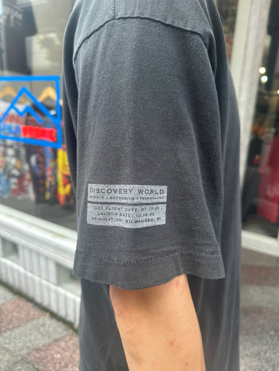 90's DISCOVERY WORLD LAUNCH TEAM グラフィックTシャツ　