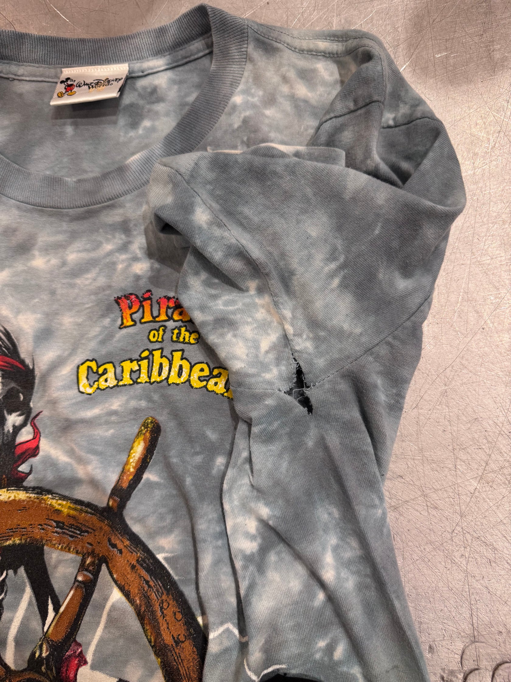 90's DISNEY 「PIRATES OF THE CARIBBEAN」キャラクターTシャツ