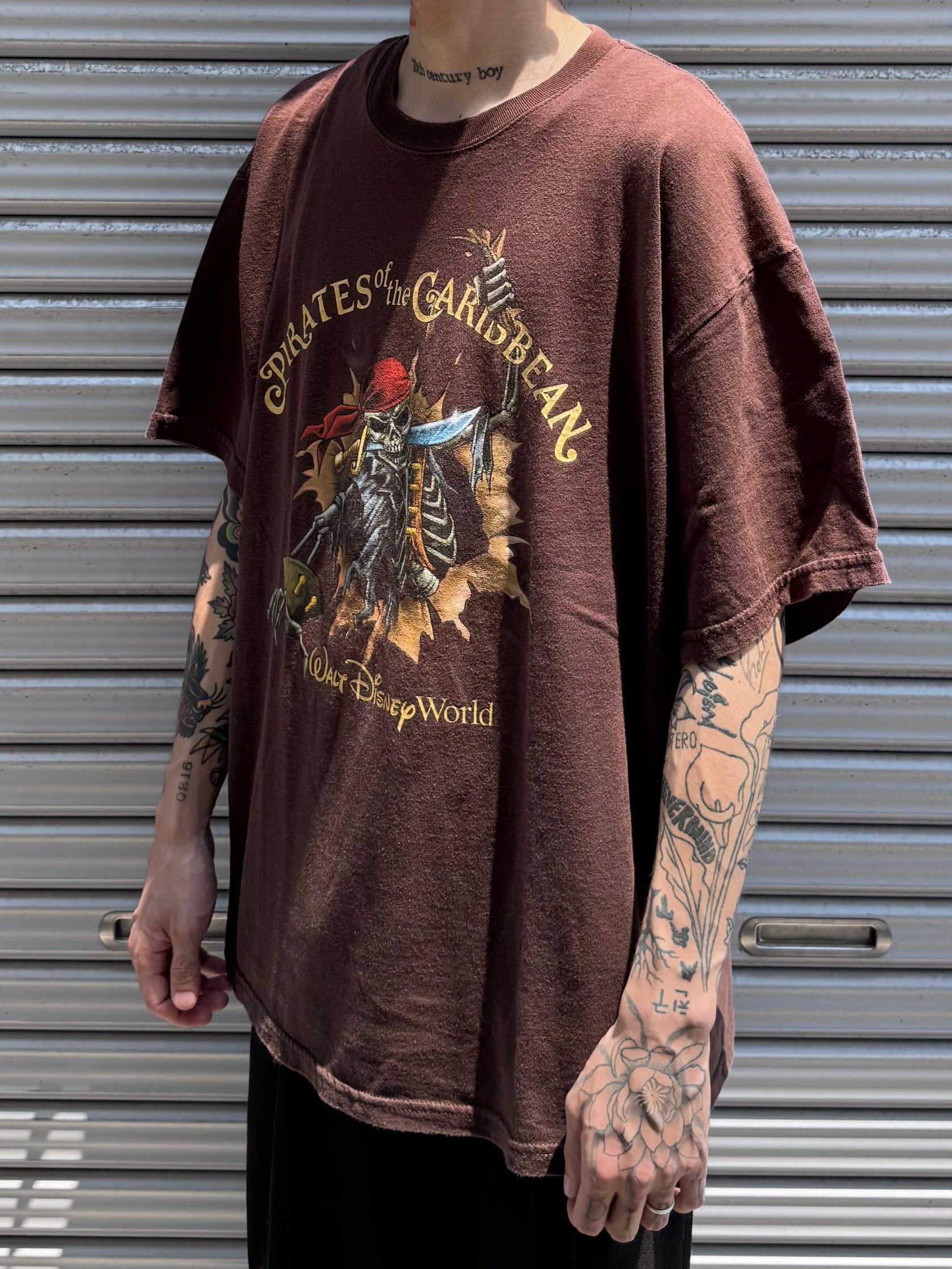 00's DISNEY 「PIRATES of the CARIBBEAN」 キャラクターTシャツ